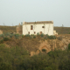 Cortijo blanco andaluz rodeado de pitas, un ejemplo de vivienda de campo que se puede convertir en alojamiento rural